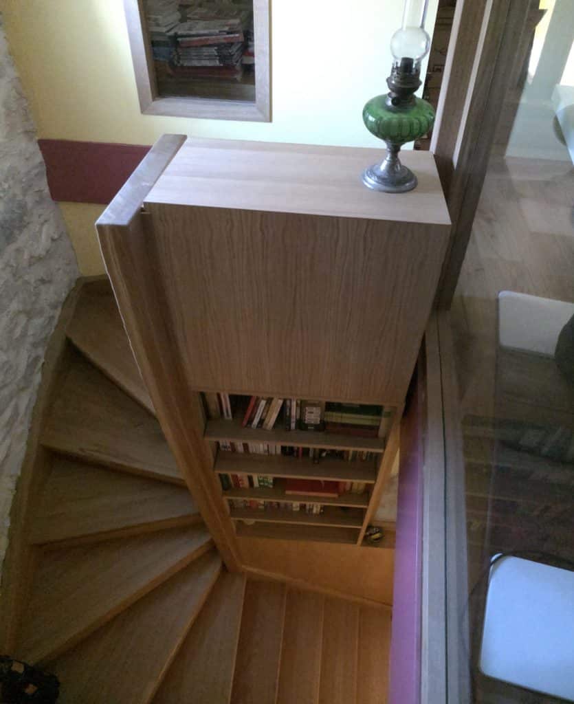 Bibliothèque dans escalier