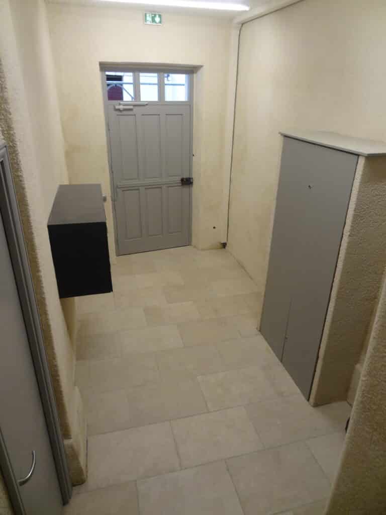 Chapeau-rouge cage escalier